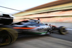 Альфонсо Селис мл., пилот по разработке Sahara Force India F1 покидает гараж