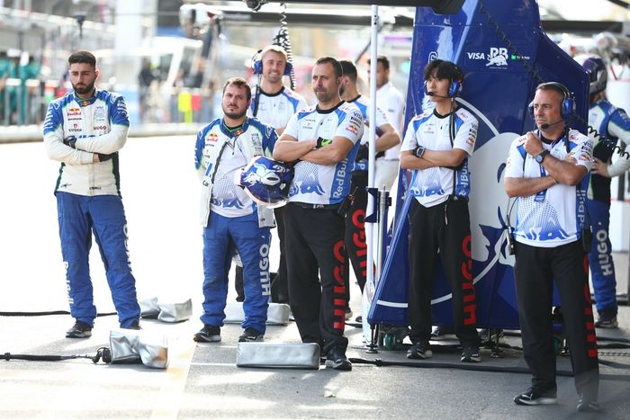 Miembros del equipo Visa Cash App Racing Bulls observan en el Pitlane
