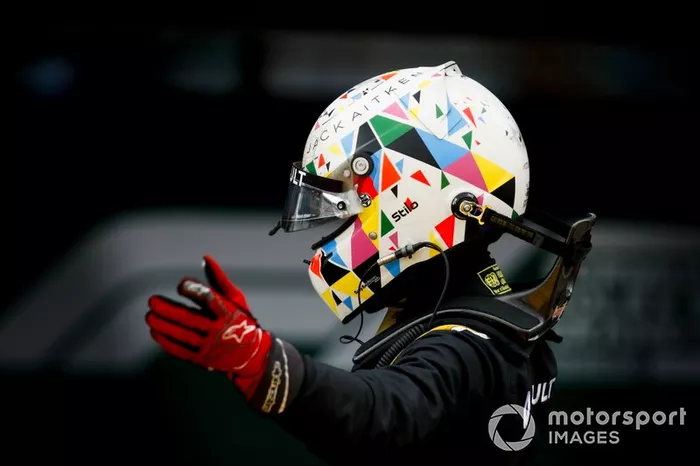 El ganador de la carrera Jack Aitken, Campos Racing celebra en parc ferme