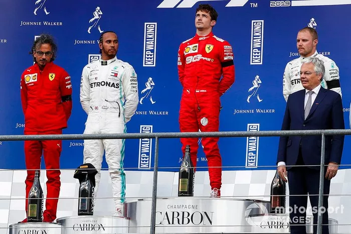 Podio: ganador Charles Leclerc, Ferrari, segundo Lewis Hamilton, Mercedes AMG F1 y tercero Valtteri Bottas, Mercedes AMG F1 