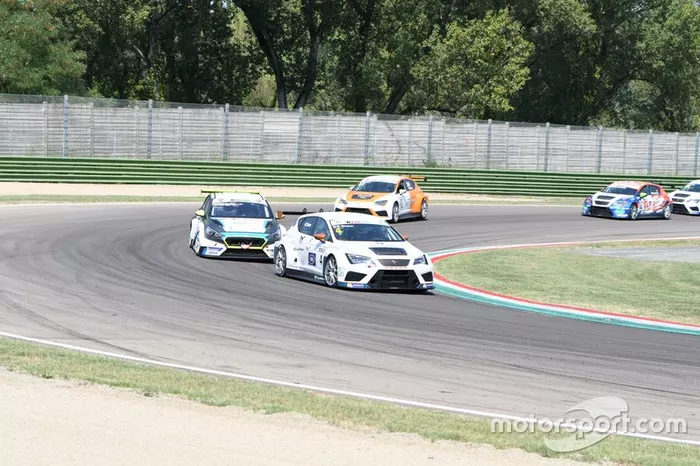 Salvatore Tavano, Scuderia del Girasole by Cupra Racing, Cupra TCR, davanti a Marco Pellegrini, Target Competition, Hyundai i30 N TCR