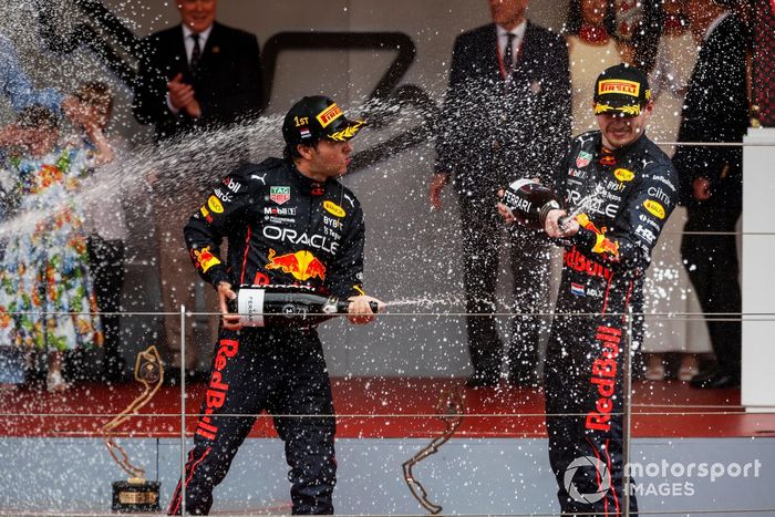 Podio: ganador Sergio Pérez, Red Bull Racing, tercer lugar Max Verstappen, Red Bull Racing