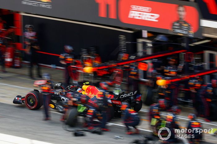 Sergio Pérez, Red Bull Racing RB18, hace una parada en boxes 