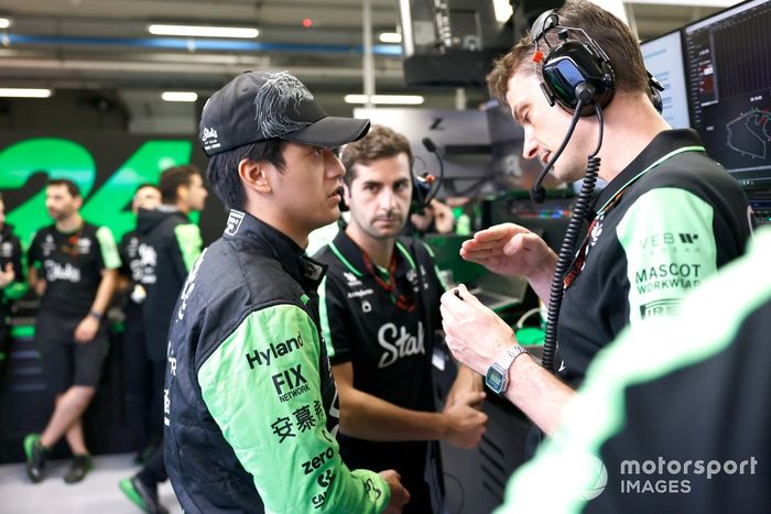 Zhou Guanyu, Stake F1 Team KICK Sauber, con sus ingenieros en el garaje 