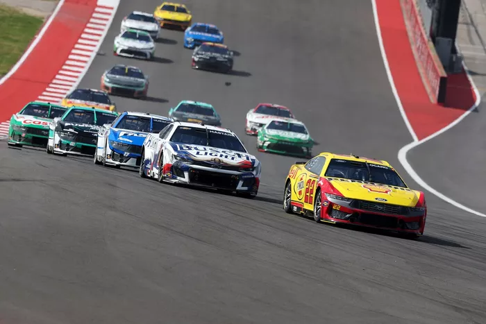 Joey Logano, Team Penske Ford, Ross Chastain, Trackhouse Racing Chevrolet
