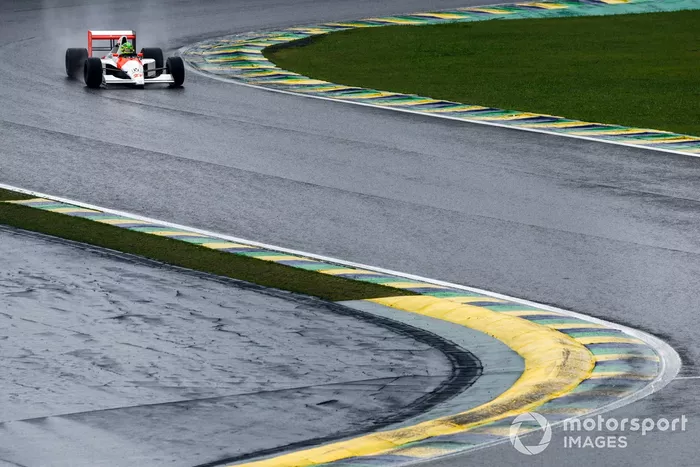 Lewis Hamilton conduce el McLaren MP4/5B de Ayrton Senna