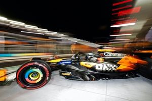 Oscar Piastri, McLaren MCL38, sai da garagem