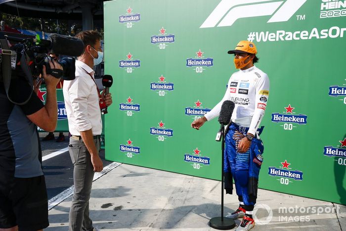 Carlos Sainz Jr., McLaren, 2º puesto, entrevistado por Jenson Button, SKY TV 