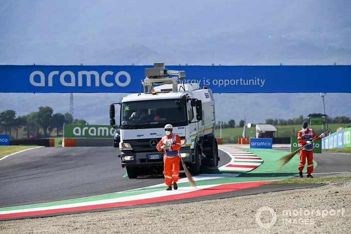 Los comisarios limpian el circuito de Mugello