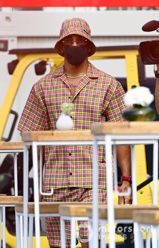 Lewis Hamilton, Mercedes-AMG F1 en un patinete