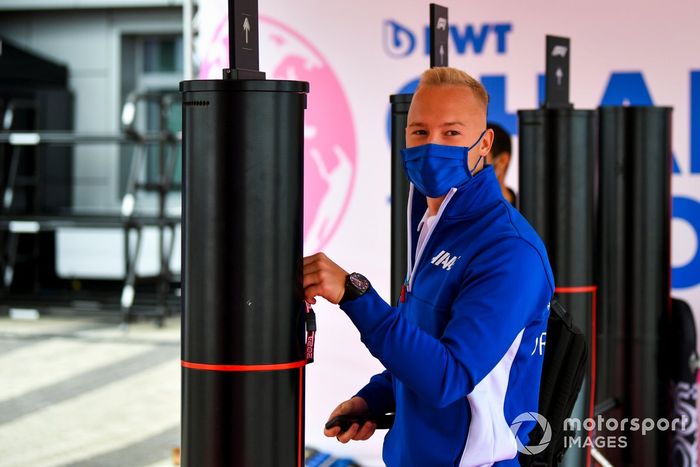 Nikita Mazepin, Haas F1, llega al circuito