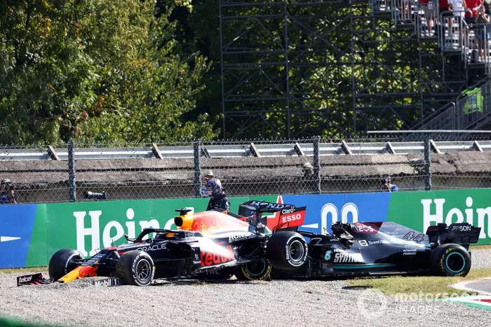 Lewis Hamilton, Mercedes, se aleja de su coche tras chocar con Max Verstappen, Red Bull Racing RB16B