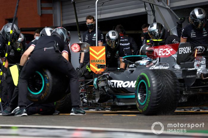 Valtteri Bottas, Mercedes W12, pit stop