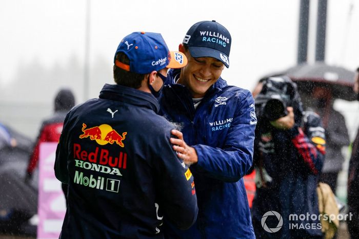 Sergio PÉrez, Red Bull Racing, felicita a George Russell, Williams