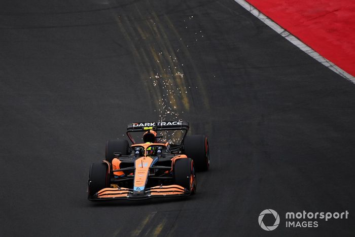 Lando Norris, McLaren MCL36, echa chispas