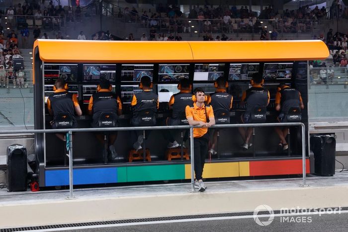 Pato O'Ward, McLaren, en el muro de boxes