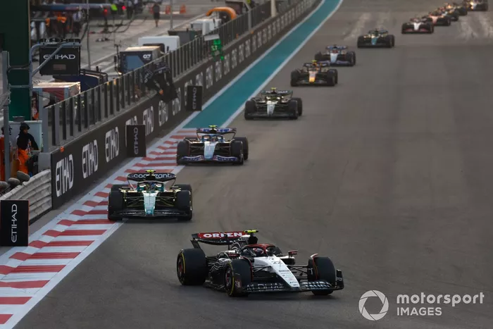 Yuki Tsunoda, AlphaTauri AT04, lidera Fernando Alonso, Aston Martin AMR23, y Pierre Gasly, Alpine A523.