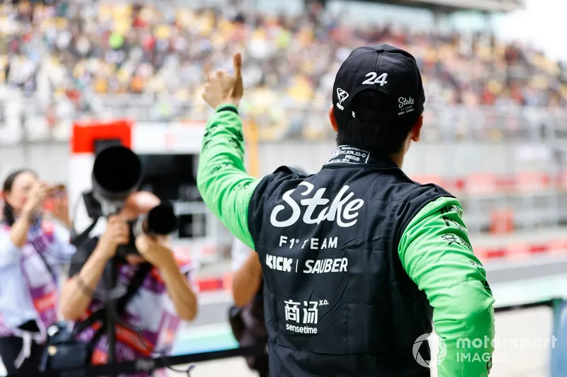 Zhou Guanyu, Stake F1 Team Kick Sauber, salue les fans depuis la voie des stands.