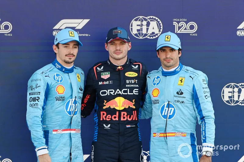 Les trois premiers qualifiés Charles Leclerc, Scuderia Ferrari, le pole man Max Verstappen, Red Bull Racing, Carlos Sainz, Scuderia Ferrari.