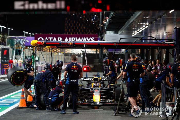 Max Verstappen, Red Bull Racing RB20, en boxes