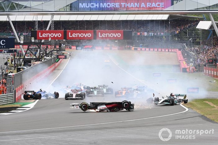 Max Verstappen, Red Bull Racing RB18, mientras se produce un accidente en el que están implicados George Russell, Mercedes W13, Zhou Guanyu, Alfa Romeo C42, Alex Albon, Williams FW44, Esteban Ocon, Alpine A522, Yuki Tsunoda, AlphaTauri AT03