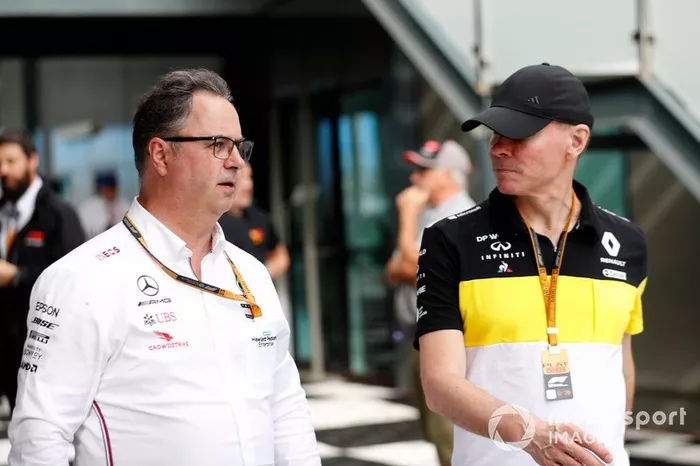 Ron Meadows, Director Deportivo, Mercedes AMG, y Alan Permane, Director Deportivo, Renault Sport F1 Team