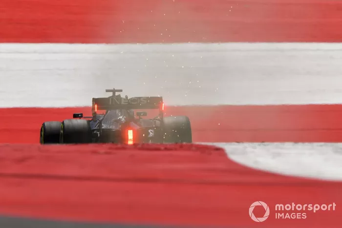 Chispas y humo en la estela de Lewis Hamilton, Mercedes F1 W11 EQ Performance