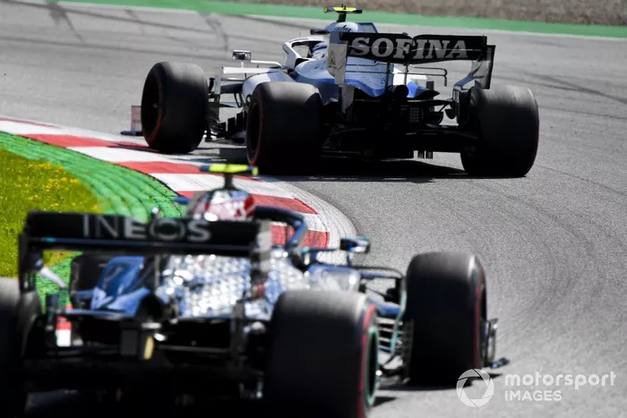 Nicholas Latifi, Williams FW43, Valtteri Bottas, Mercedes F1 W11 EQ Performance