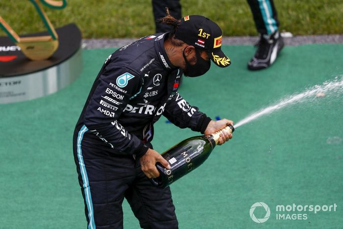 Podio: ganador de la carrera Lewis Hamilton, Mercedes-AMG Petronas F1