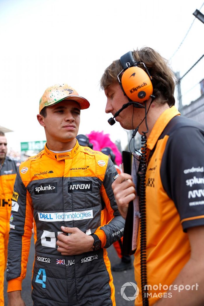 Lando Norris, McLaren, en la parrilla
