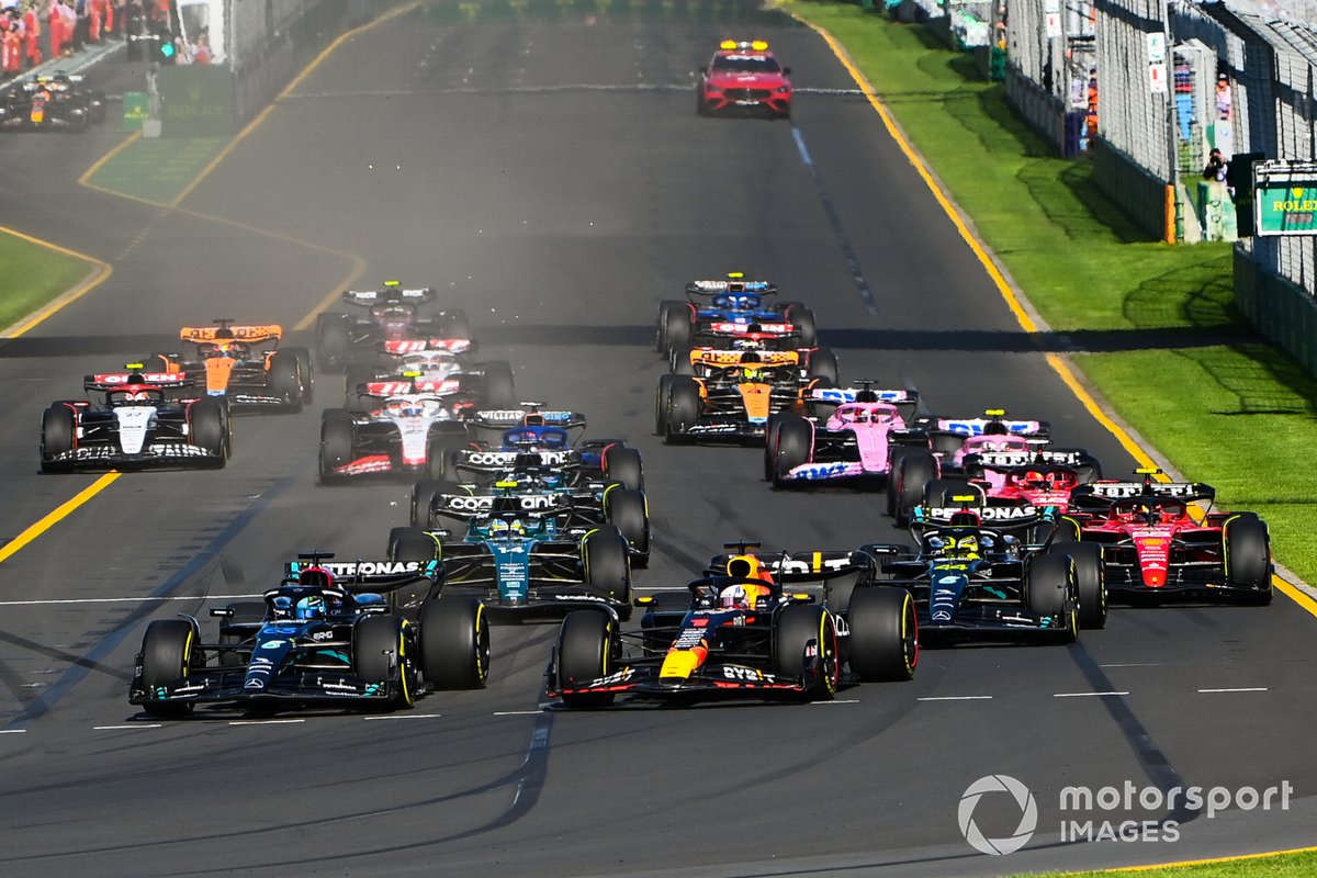 Max Verstappen, Red Bull Racing RB19, George Russell, Mercedes F1 W14, Lewis Hamilton, Mercedes F1 W14, Fernando Alonso, Aston Martin AMR23, Carlos Sainz, Ferrari SF-23, Charles Leclerc, Ferrari SF-23, the rest of the field at the start