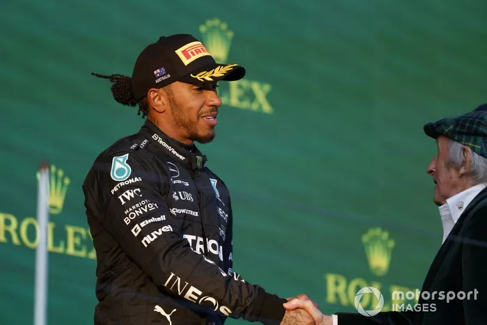 Lewis Hamilton, Mercedes-AMG, 2ª posición, en el podio con Sir Jackie Stewart