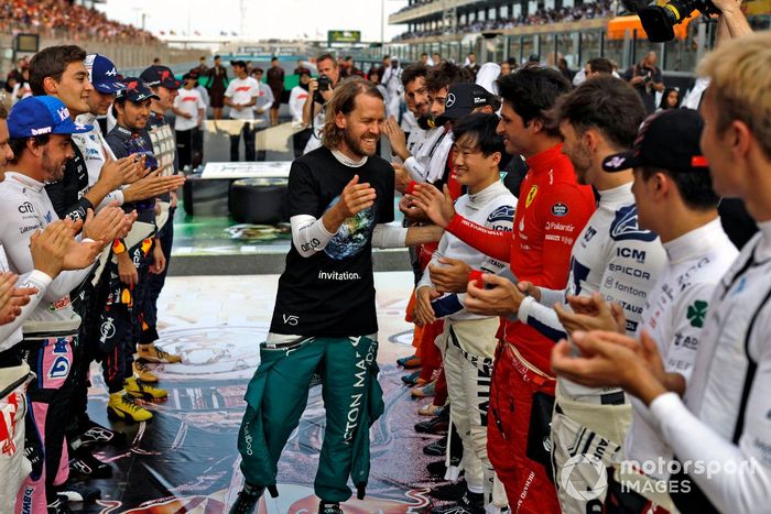 Sebastian Vettel, Aston Martin, es recibido en la parrilla por los demás pilotos para su último Gran Premio