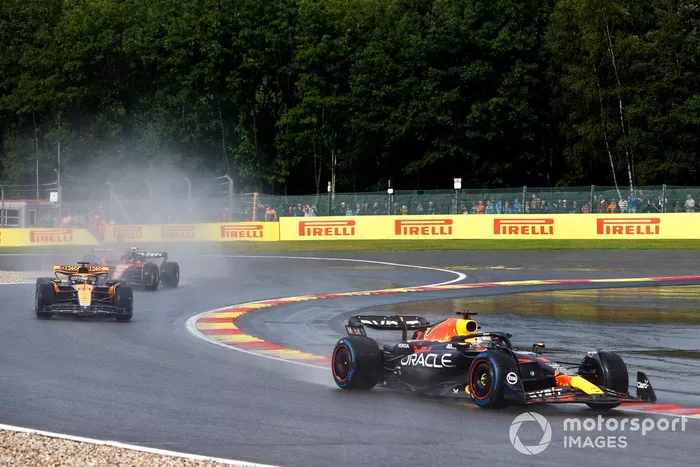 Max Verstappen, Red Bull Racing RB19, Oscar Piastri, McLaren MCL60, Carlos Sainz, Ferrari SF-23
