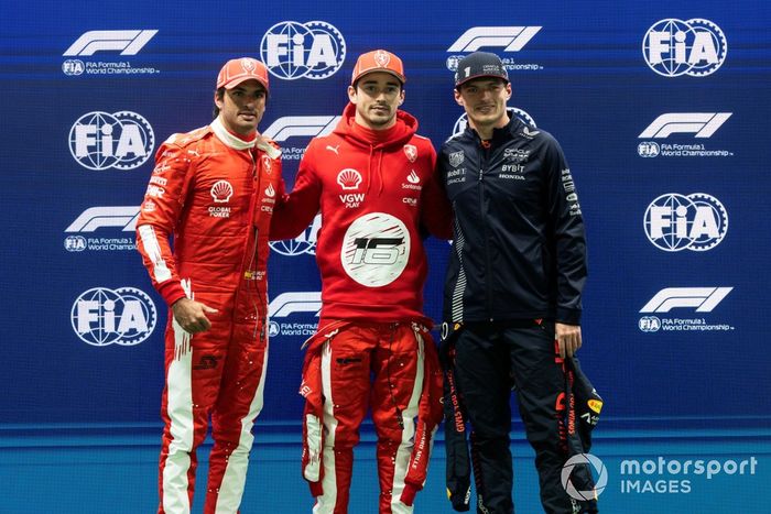 Charles Leclerc, Scuderia Ferrari recibe el premio Pirelli Pole con Carlos Sainz, Scuderia Ferrari y Max Verstappen, Red Bull Racing. 