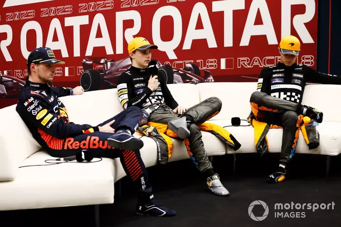 Max Verstappen, Red Bull Racing, 2ª posición y campeón del mundo de pilotos 2023, Oscar Piastri, McLaren, 1ª posición, Lando Norris, McLaren, 3ª posición, en la rueda de prensa posterior a la carrera Sprint.