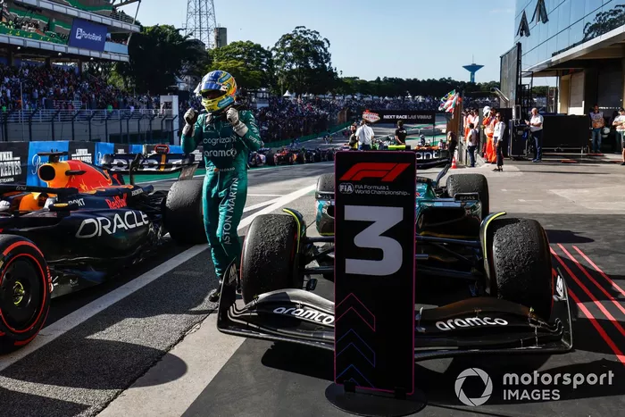 Fernando Alonso, Aston Martin F1 Team, 3ª posición, celebra su llegada al Parc Ferme
