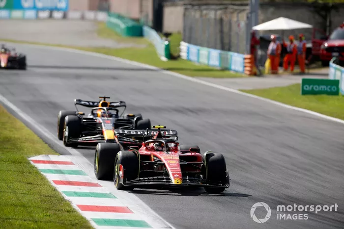 Carlos Sainz, Ferrari SF-23, Max Verstappen, Red Bull Racing RB19