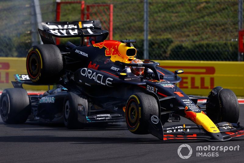 Choque Max Verstappen, Red Bull RB20, Lewis Hamilton Mercedes F1 W15  