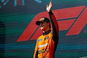 Oscar Piastri, McLaren F1 Team, 1ª posición, celebra en el podio