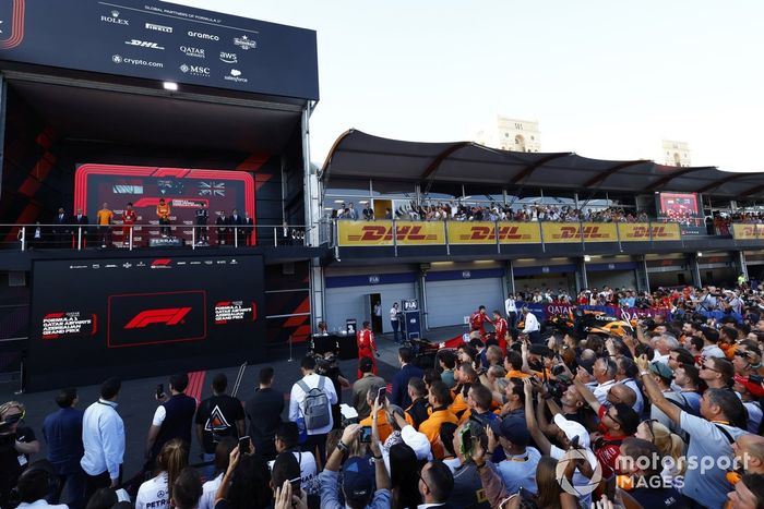 Los miembros del equipo observan a Oscar Piastri, McLaren F1 Team, 1ª posición, Charles Leclerc, Scuderia Ferrari, 2ª posición, George Russell, Mercedes-AMG F1 Team, 3ª posición, Tom Stallard, Ingeniero de Carrera, McLaren F1 Team.