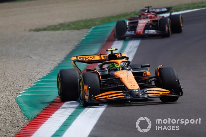 Lando Norris, McLaren MCL38, Charles Leclerc, Ferrari SF-24