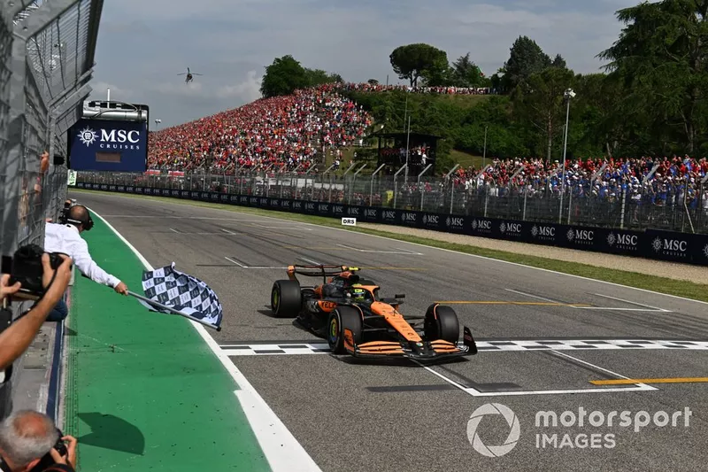 Lando Norris, McLaren MCL38, 2ème position, passe le drapeau à damier