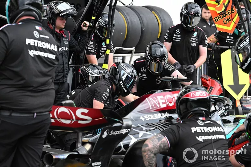L'équipe des stands de Mercedes AMG effectue un arrêt au stand sur George Russell, Mercedes F1 W15. 