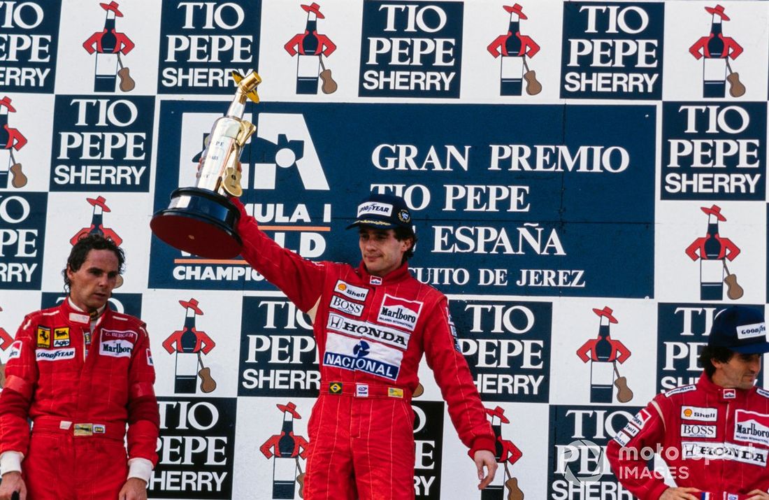Ayrton Senna, 1ª posición, Gerhard Berger, 2ª posición, y Alain Prost, 3ª posición, en el podio. Senna levanta su trofeo.