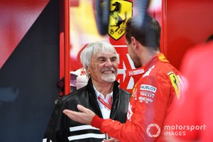 Bernie Ecclestone, Presidente Emiritus de Fórmula 1, en el garaje de Ferrari con Sebastian Vettel, Ferrari