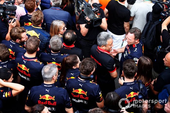 Christian Horner, Director, Red Bull Racing, Toyoharu Tanabe, Director Técnico de F1, Honda, Masashi Yamamoto, Director General, Honda Motorsport, y el equipo Red Bull Honda celebran la victoria