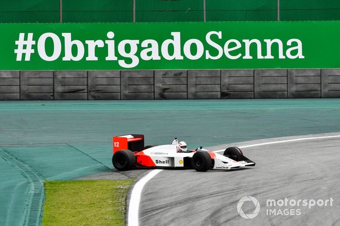 Martin Brundle conduce el McLaren MP4/4
