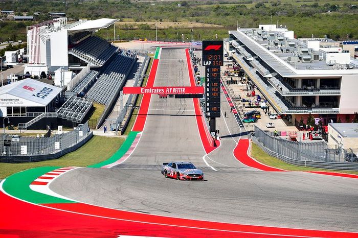 Romain Grosjean, Haas F1 Team, y Kevin Magnussen, Haas F1 Team, pilotan con Tony Stewart