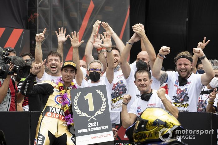 Team Pata Yamaha, Toprak Razgatlioglu, PATA Yamaha WorldSBK Team celebrate winning the World Championship